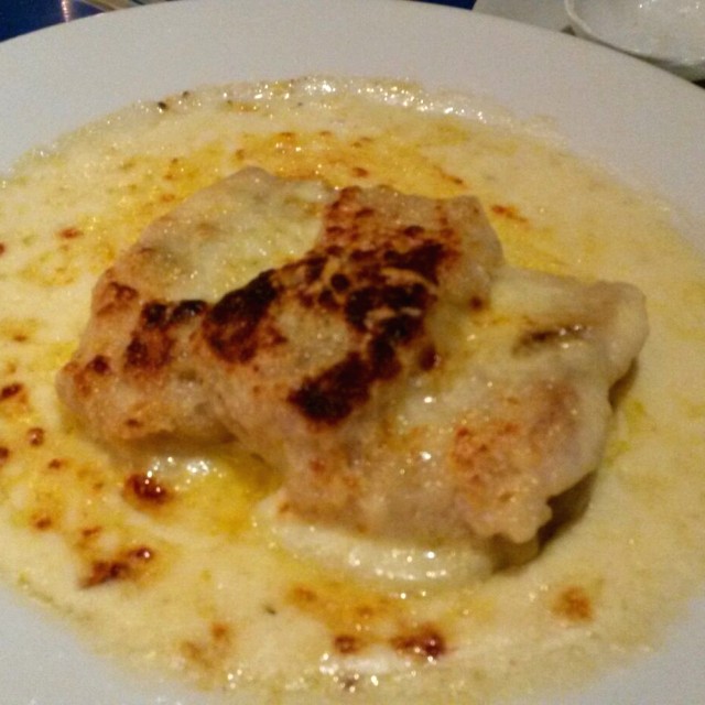 Filete pescado gratinado en salsa blanca