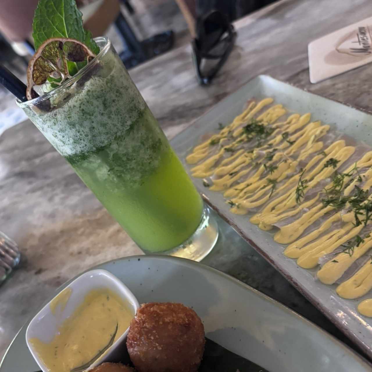 Tiradito y croquetas de pescado