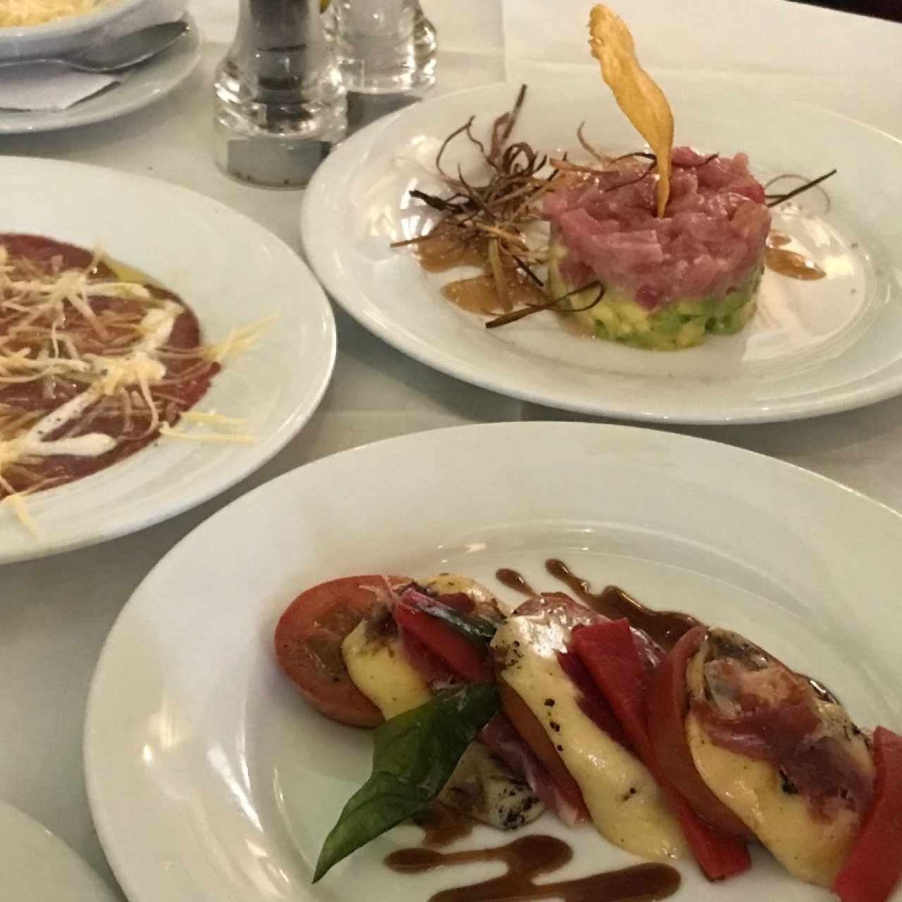 carpaccio, napoleon y tuna tartar