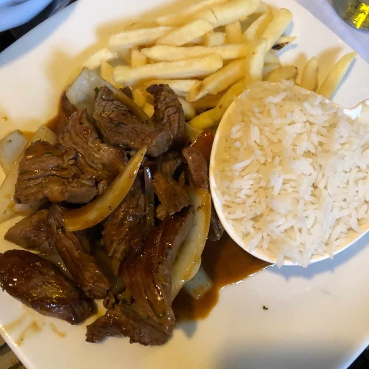 Solomillo con arriz y papas fritas