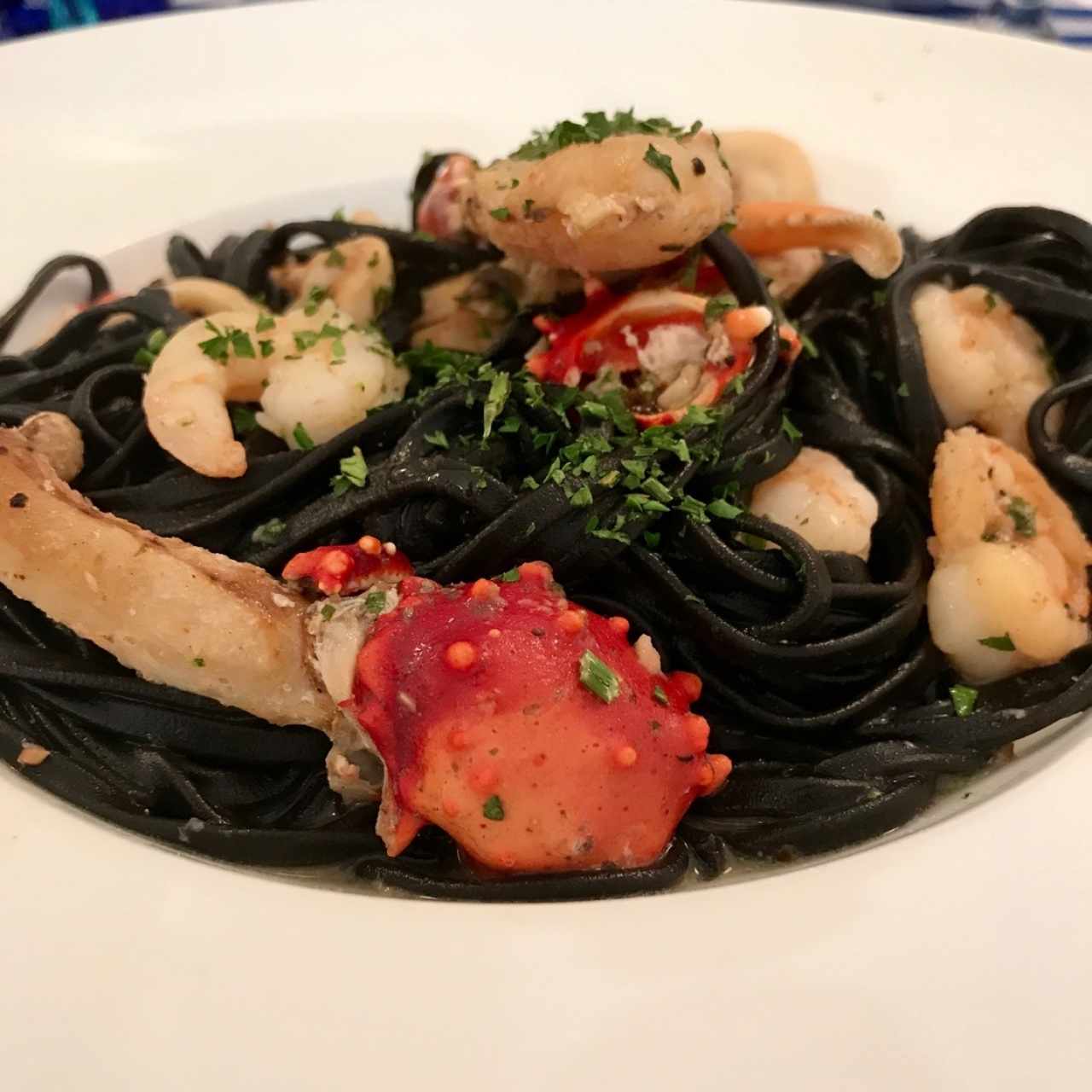 Pasta tinto calamar con mariscos