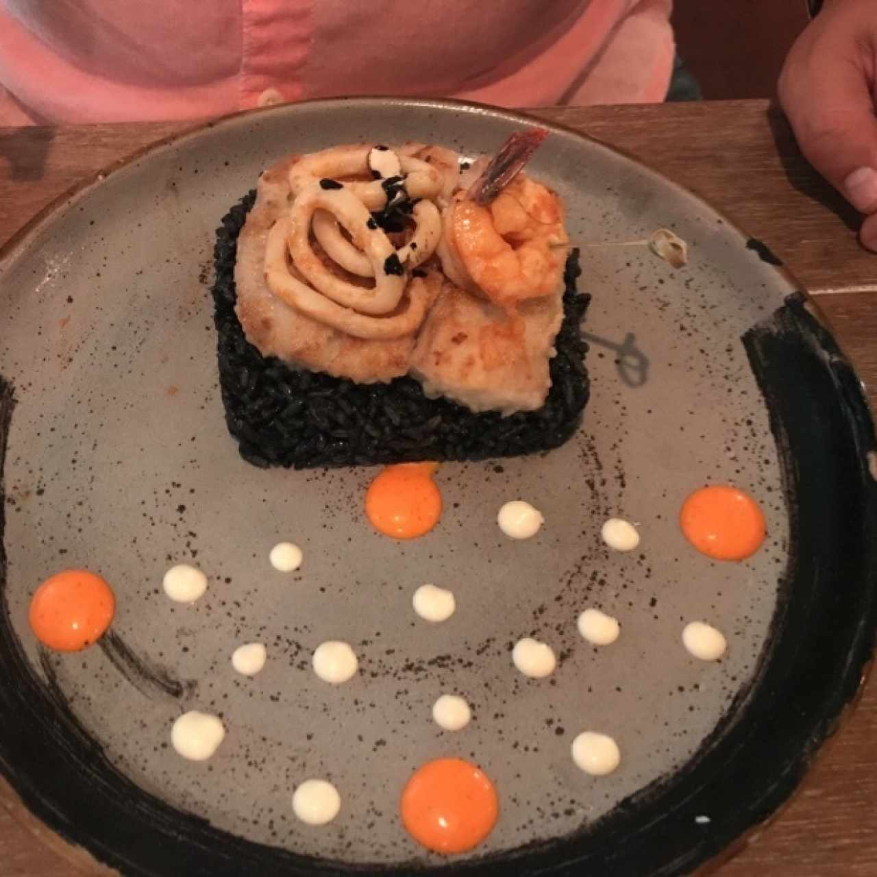 pescado con arroz negro