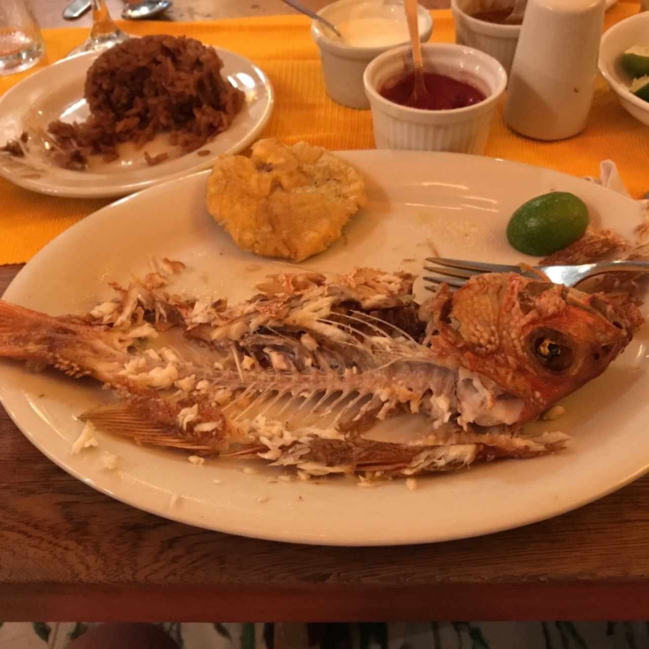pargo rojo con arroz con coco y patacon