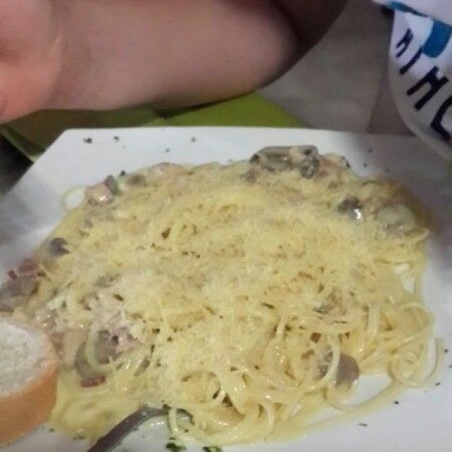 Sphaguetti con tocineta y champiñones