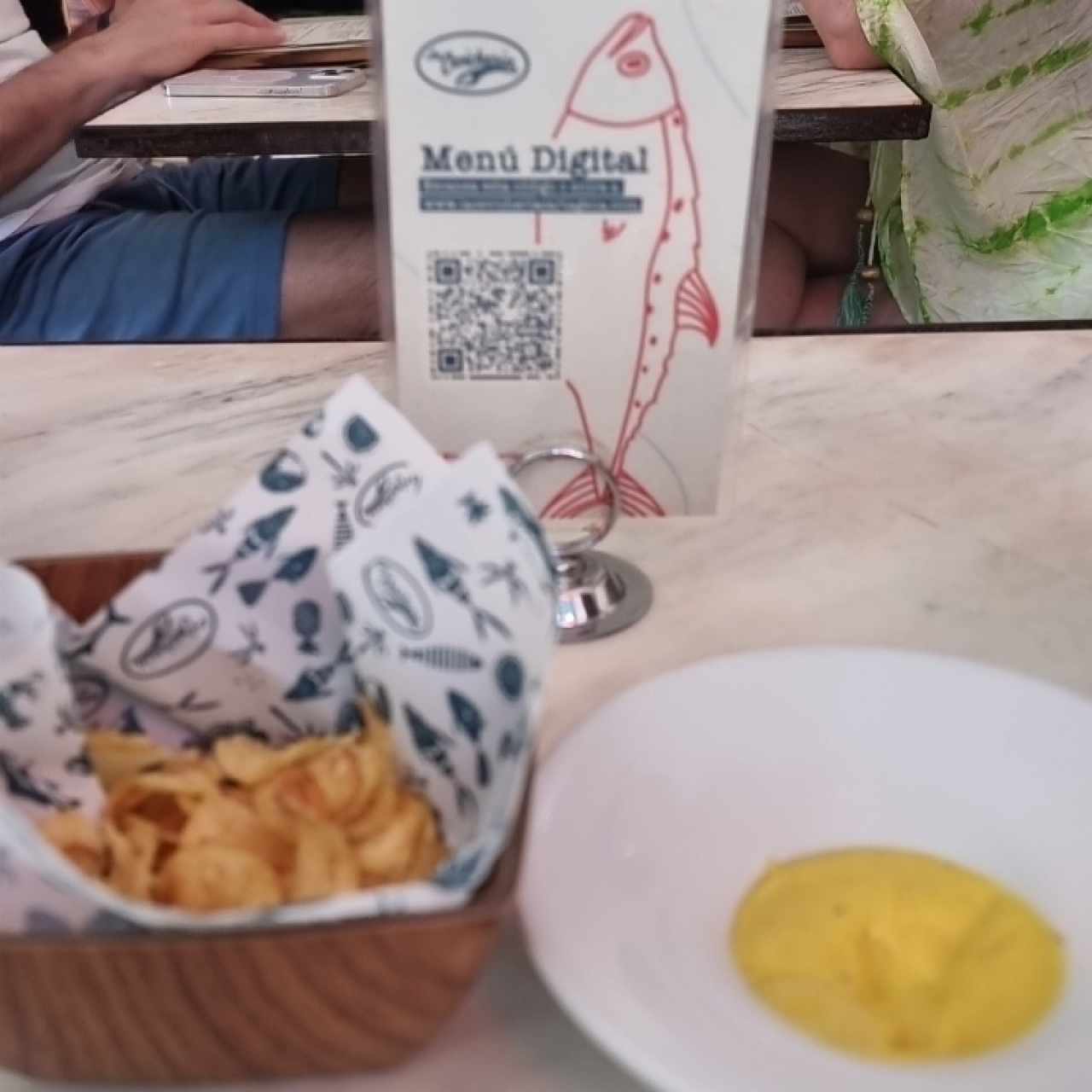 chips arracacha con dips de mango