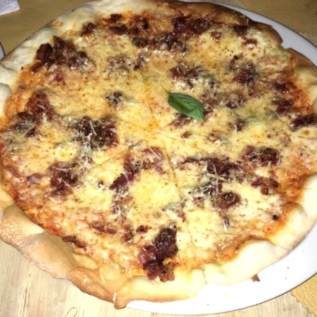 Pizza tres quesos con adición de tocineta