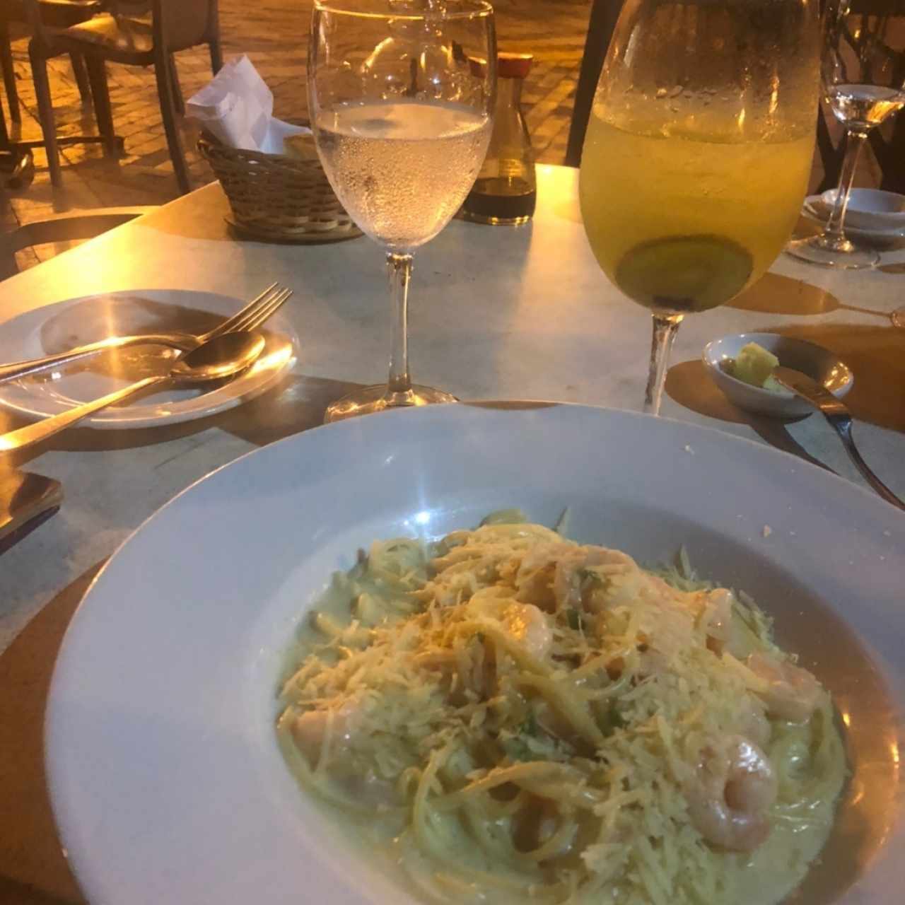 Espaguetti en salsa blanca con camarones