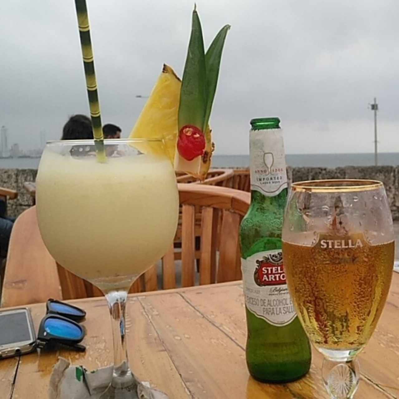 Piña colada con stella artrois
