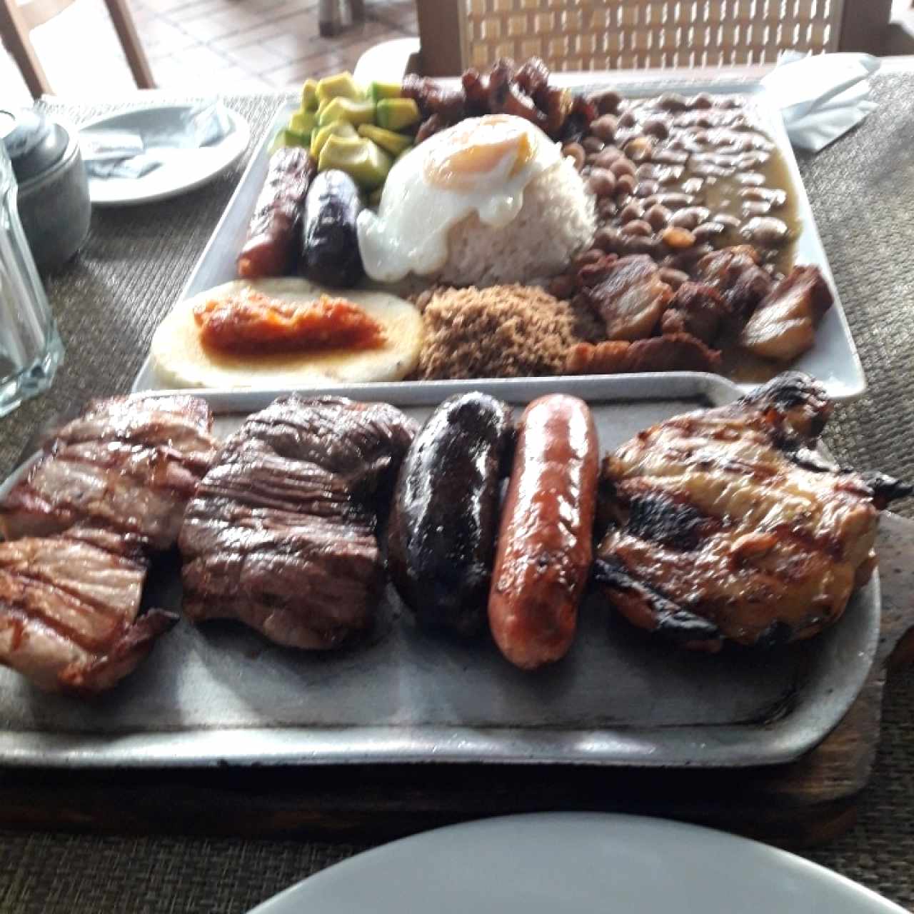 plato carbon de palo y bandeja paisa