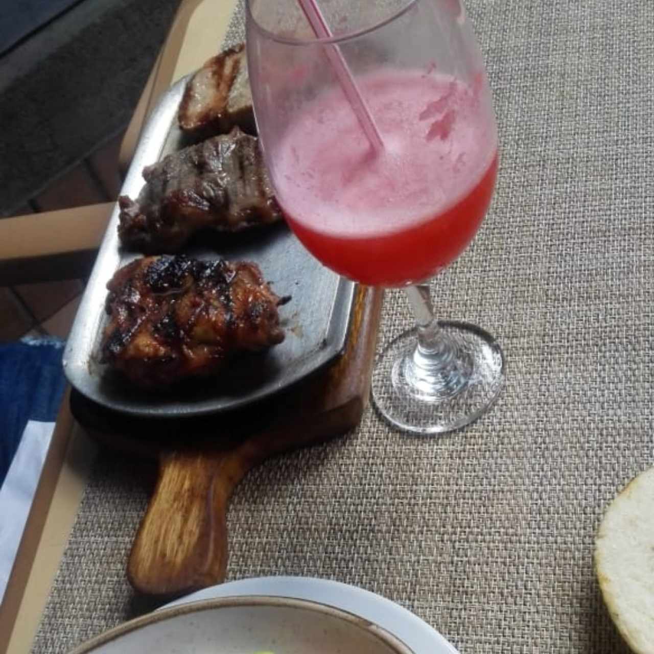 Tres carnes y ensalada