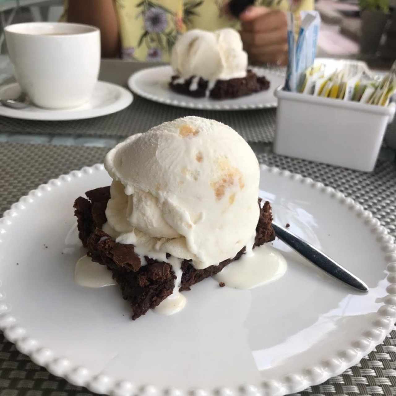 brownie con helado de macadamia