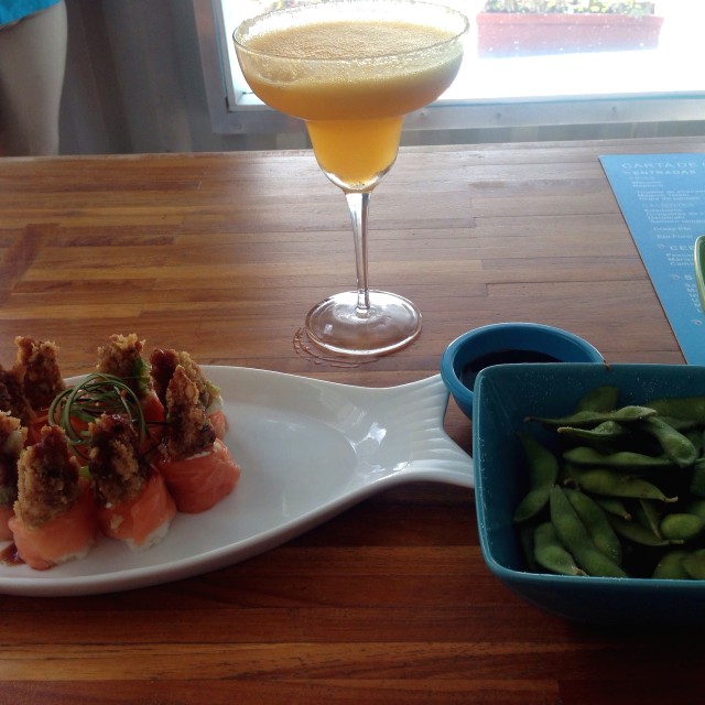Orgia de salmón, margarita de maracuya y edemame