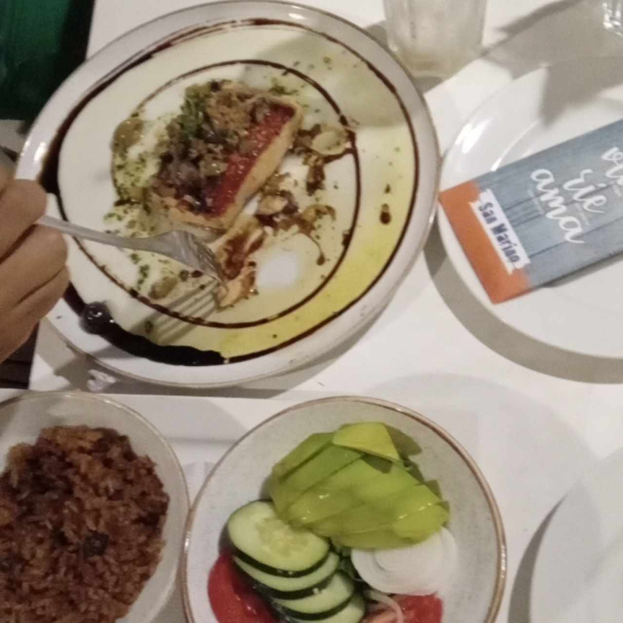 salmón  con arroz con coco y vegetales mixtos