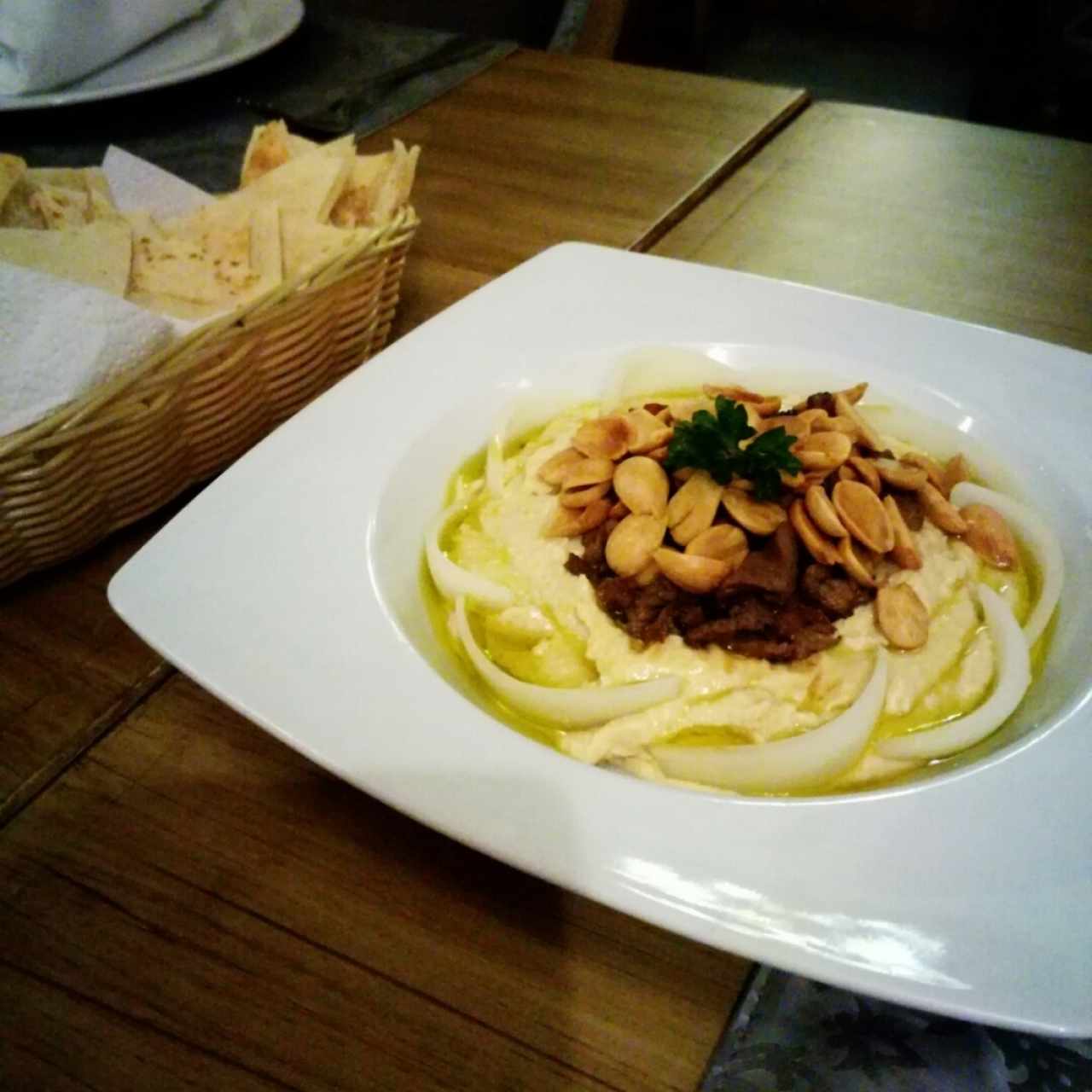 Hummus con lomo de res