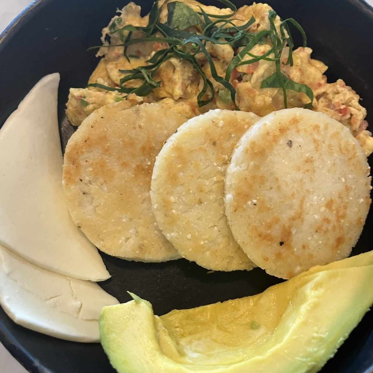 Huevis arepas queso aguacate 