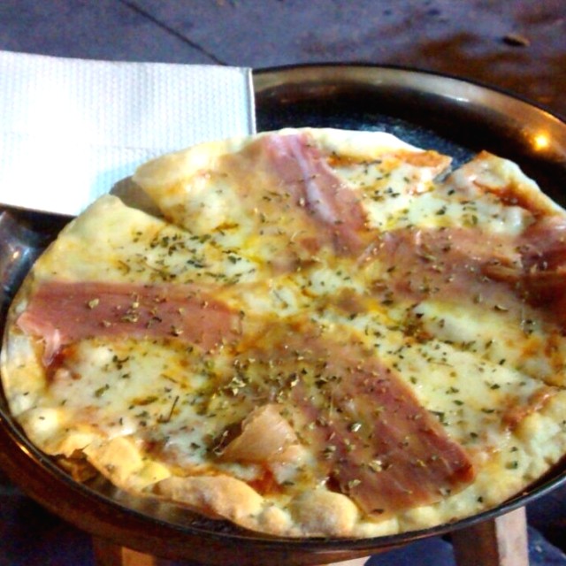 Pizza de mozzarella y prosciutto