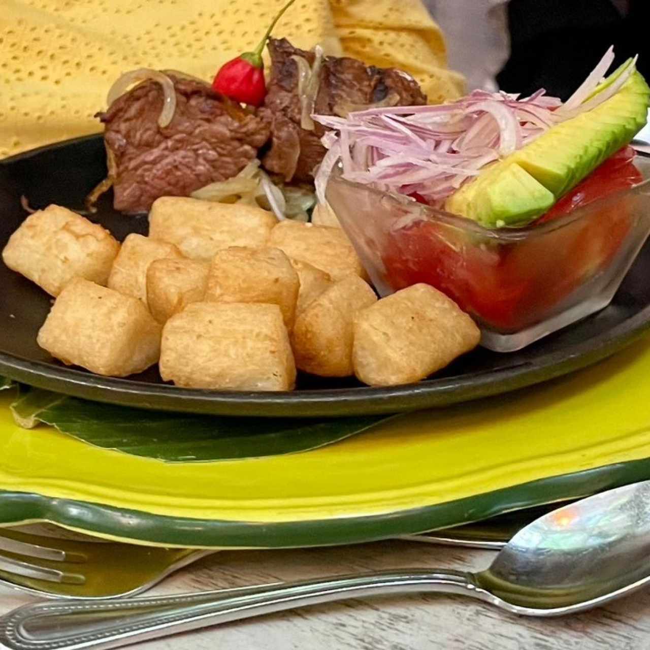 LOMITO ENCEBOLLADO (Lomo Fino, Sugerido: Término Medio, acompañado de Yuca Frita y Ensalada Cartagenera)