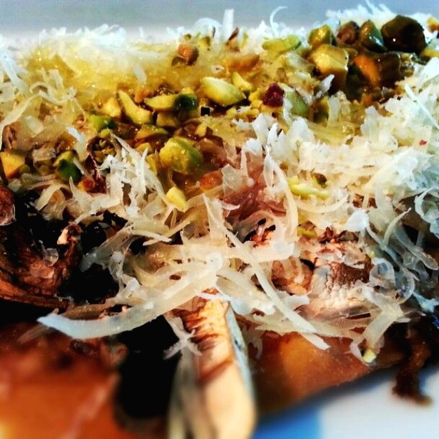 La coca más fina (masa extra delgada crocante) con queso, setas, cebolletas y pistachos!