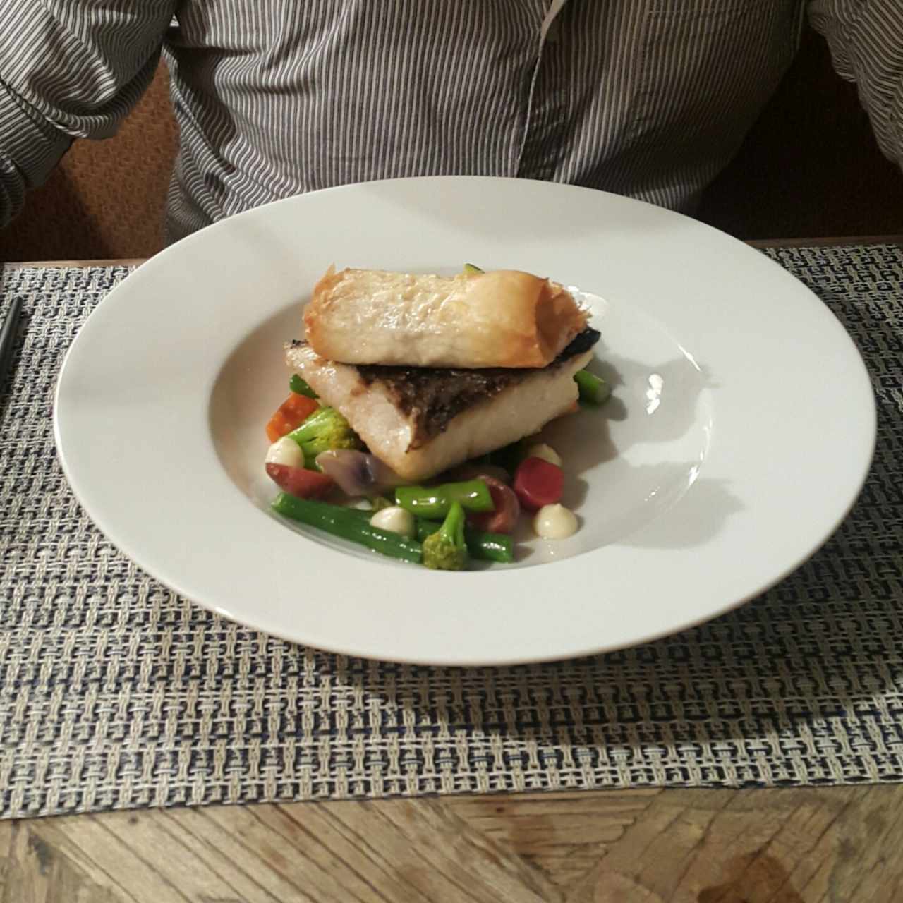 pesca del día (corvina) con vegetales al vapor