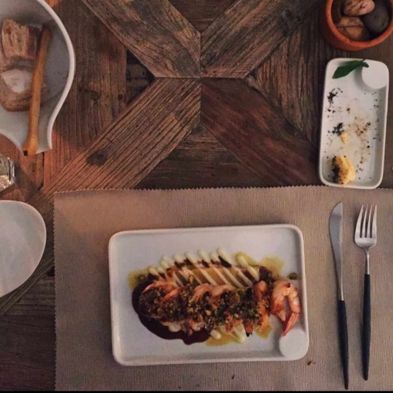 langostinos con pistachos sobre piña asada y pan de la casa