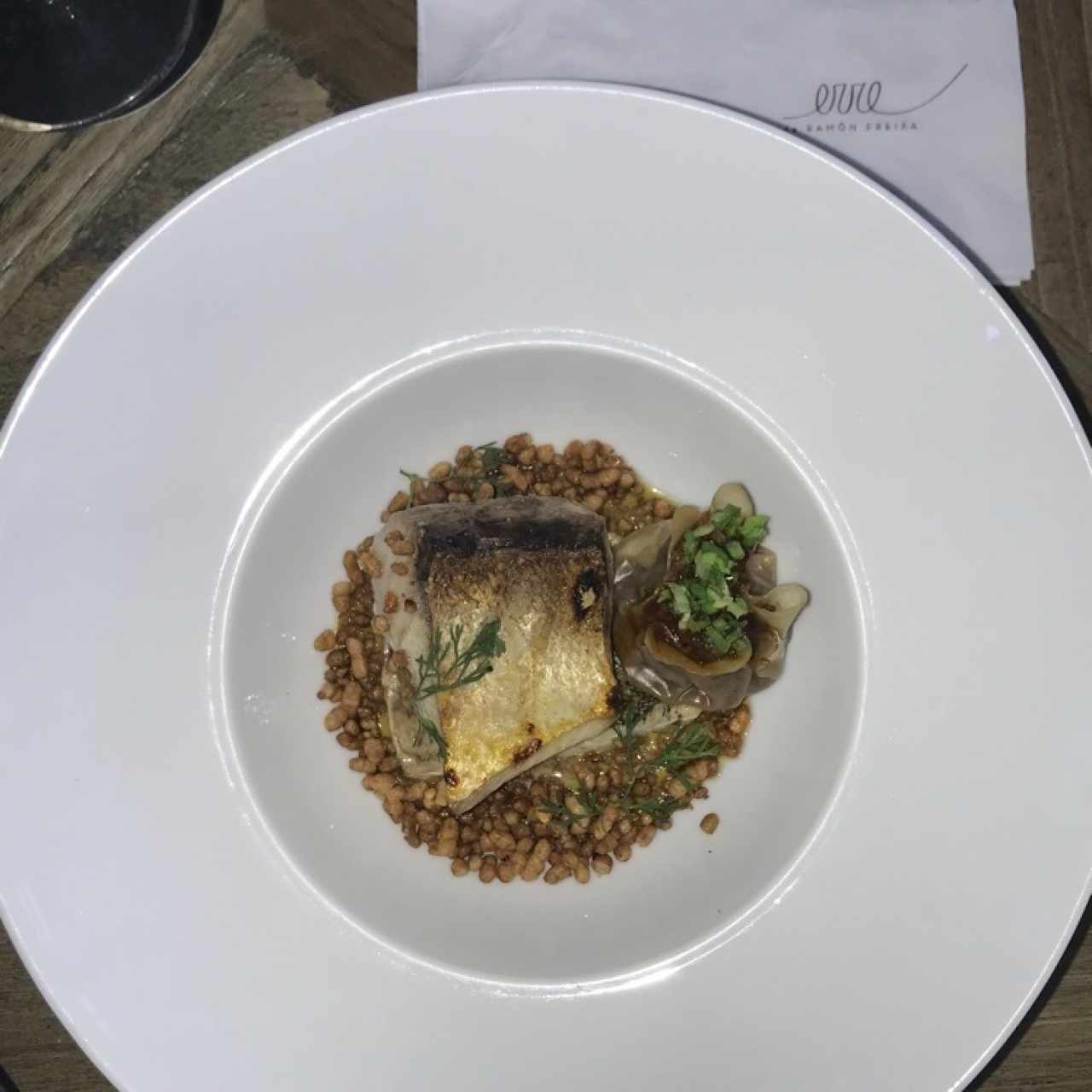 Pesca del día al carbón en hoja de platano