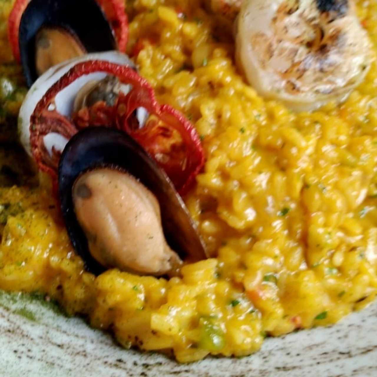 Con mariscos. 