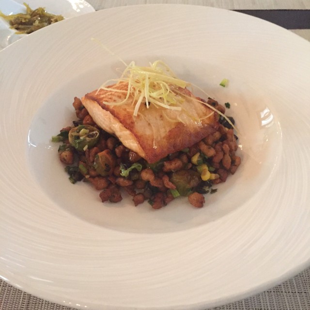 Filete de salmón rostizado con spaetzle, maiz, champiñones, tomate cherry y mantequilla agria 
