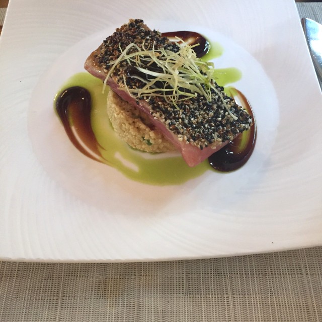 Filete de atún encostrado en ajonjolí negro sobre quinoto con pimentón rojo, habas y salsa Hoisin