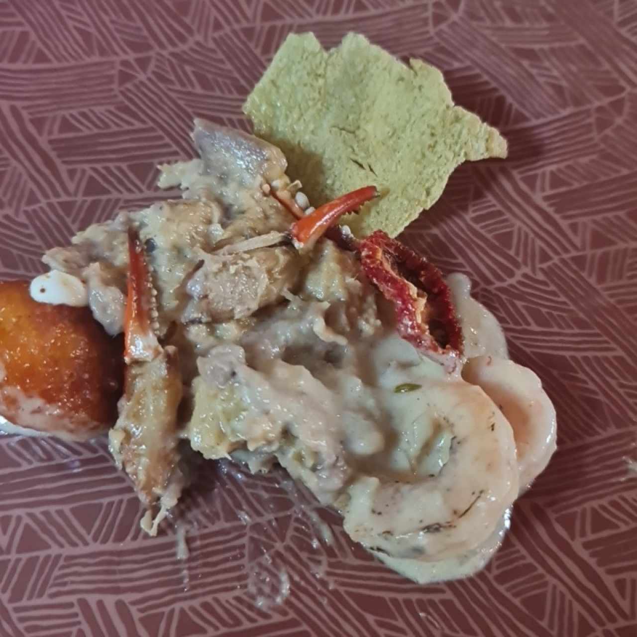 Camarones, cangrejo y Cayeye al ajillo