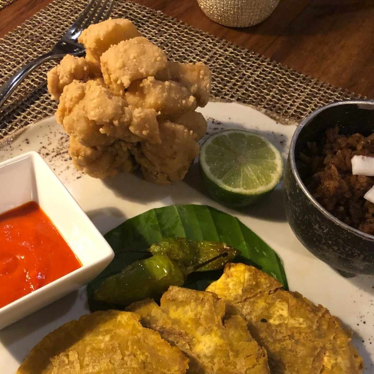 chicharron de pescado con patacones y arroz con coco