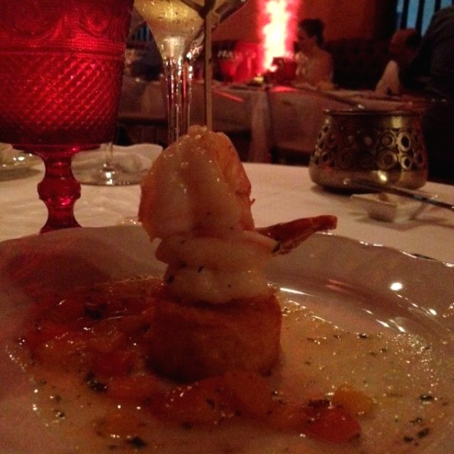  Langostino salteados con croqueta de yuca en salsa de tomate de árbol