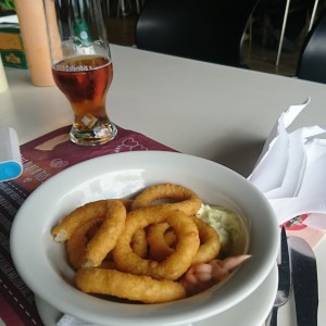 anillos de cebolla, que sabe a cebolla! y deliciosas salsas