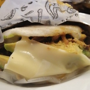 Arepa rellena mar y tierra