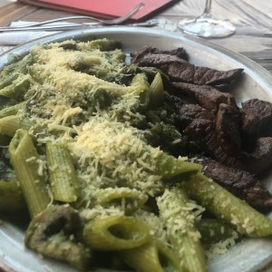 solomillo con pasta al pesto 