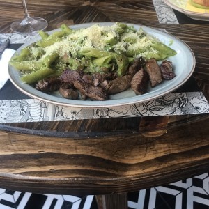 salomito en salsa de pesto