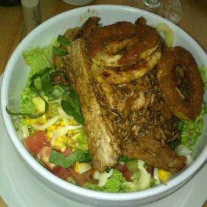 Ensalada mezzaluna pernil