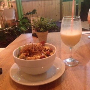 Pollo crispy y jugo mineral en yogurt