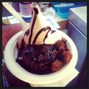 Volcán de chocolate con helado mixto