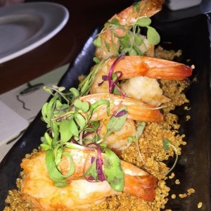 entrada de langoatinos con quinoa frita