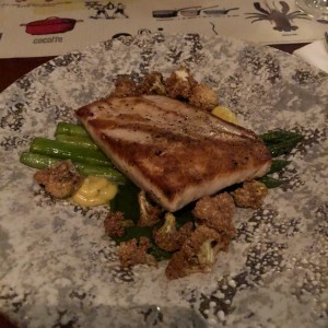 Pesca del pacifico con salsa holandesa de trufa negra