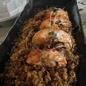 Langostinos sobre quinoa crocante