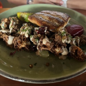 Pesca del pacifico con coliflor