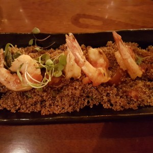 langostinos sobre quinoa y albahaca crocante