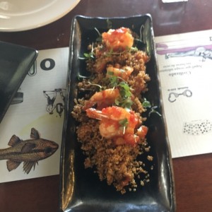 Langostinos con Quinua frita