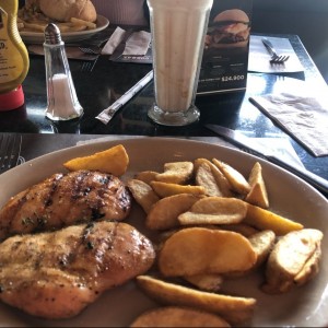 Pechuga a la plancha con papas en casquitos 