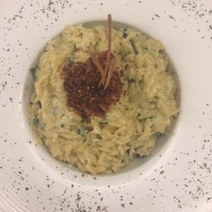 orzo con solomito en salsa de queso azul