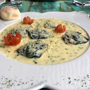 Raviolis en Tinta Rellenos de Langostino