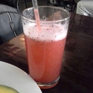 Jugo de fresa en agua