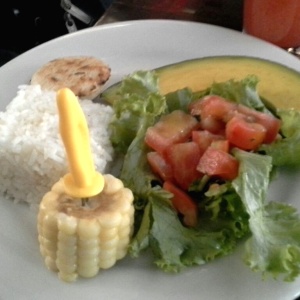 Seco del ahínco:Arroz, ensalada, maíz, aguacate,arepa