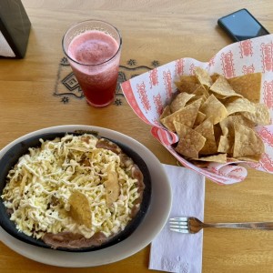 Nachos con pollo y chicharrón 